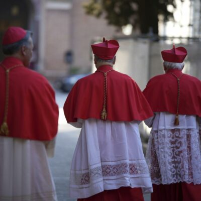 Copertina di La Stanza delle lacrime dove il Papa può piangere: cosa succede dopo l’elezione in Conclave