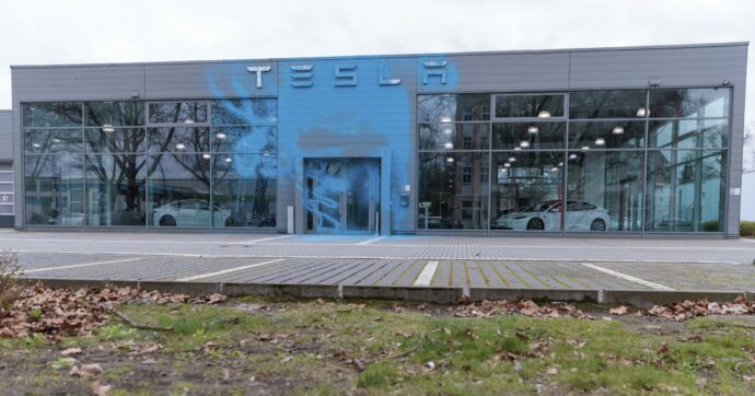 Tesla a picco in Germania, immatricolazioni giù del 46% mentre vola la rivale cinese Byd