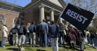 Copertina di Trump taglia i fondi federali a Harvard: il ricatto per piegare l’ateneo alla politica della Casa Bianca