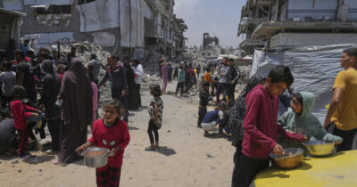 Copertina di Gaza, le ong italiane di Aoi: “Israele militarizza gli aiuti, l’ennesima violazione del diritto internazionale”