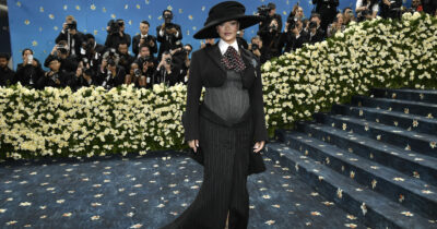 Copertina di Rihanna sfila al Met Gala con il pancione e conferma la sua terza gravidanza. La star arriva con un’ora di ritardo e i paparazzi impazziscono per lei