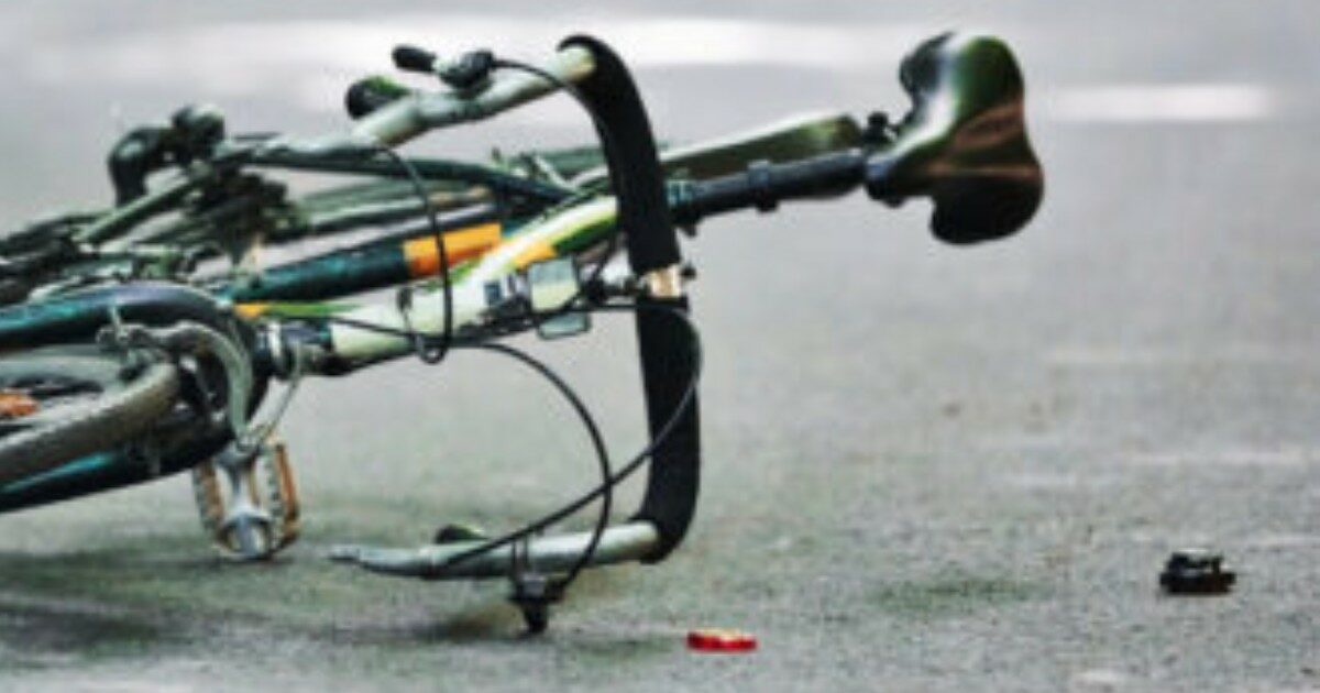 Cade dalla bicicletta e viene trascinata per 50 metri da un camion: 64enne ricoverata in gravi condizioni a Treviso