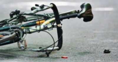 Copertina di Bimbo di 4 anni cade mentre è sulla bicicletta del padre e muore a Barletta