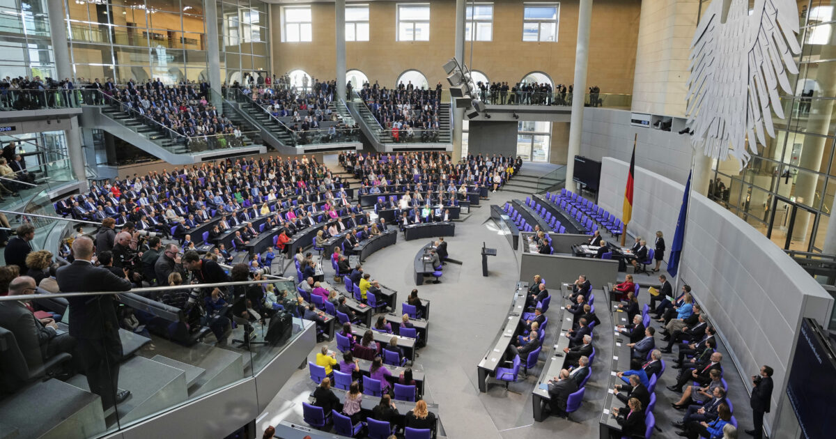 Merz bocciato al Bundestag, cosa accade ora: altri due voti con il rischio elezioni anticipate (e Afd è in testa ai sondaggi)