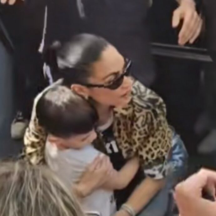 “Spostatevi, è solo un bambino”: Elodie litiga con la sicurezza che stava allontanando un piccolo fan – VIDEO