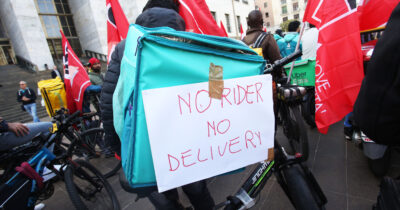 Copertina di Rifiuta di fare cinquanta chilometri per 3,20 euro lordi: rider sanzionato. E i colleghi entrano in sciopero spontaneo