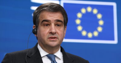 Copertina di Fondi di coesione alla difesa, la Corte dei conti Ue stronca il piano Fitto: “Dubbi su trasparenza e ambiente”