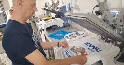 Copertina di Il tifo batte la scaramanzia, a Napoli si producono già le magliette col quarto scudetto e l’effigie di Conte