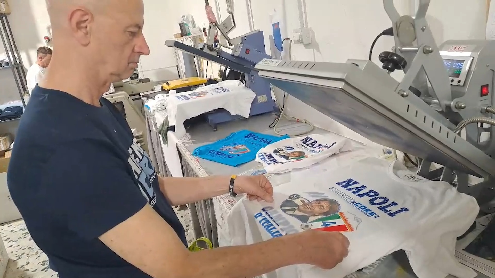 Il tifo batte la scaramanzia, a Napoli si producono già le magliette col quarto scudetto e l’effigie di Conte