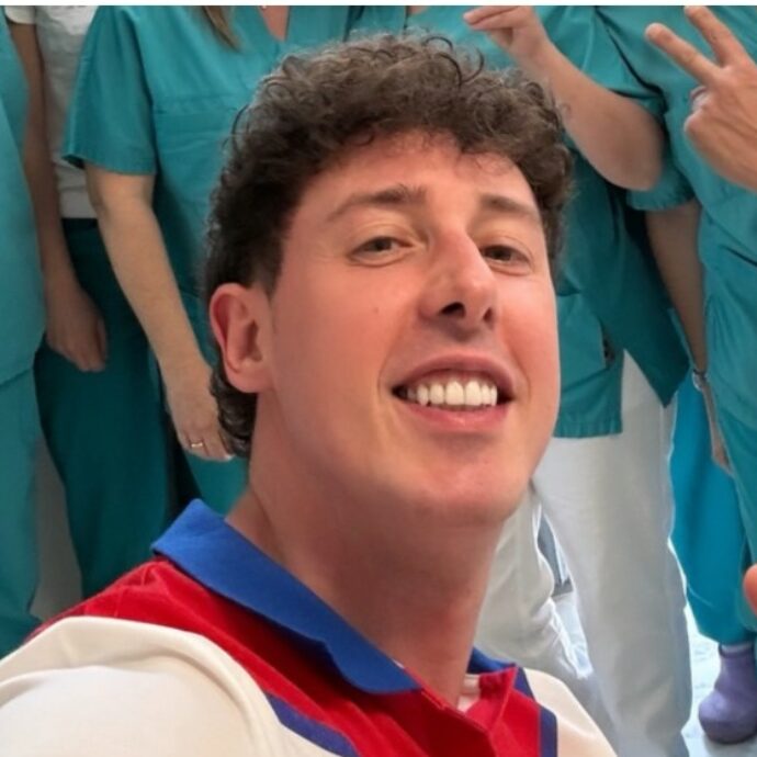 “Torno finalmente a casa. Gli infermieri sono una gang di angeli, non mi sopportavano più”:  il rapper Shade dimesso dall’ospedale dopo oltre due settimane