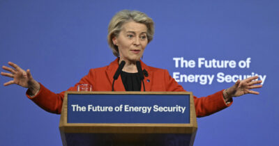 Copertina di La Commissione Ue presenta il piano per sganciare completamente l'Europa dalle fonti energetiche russe