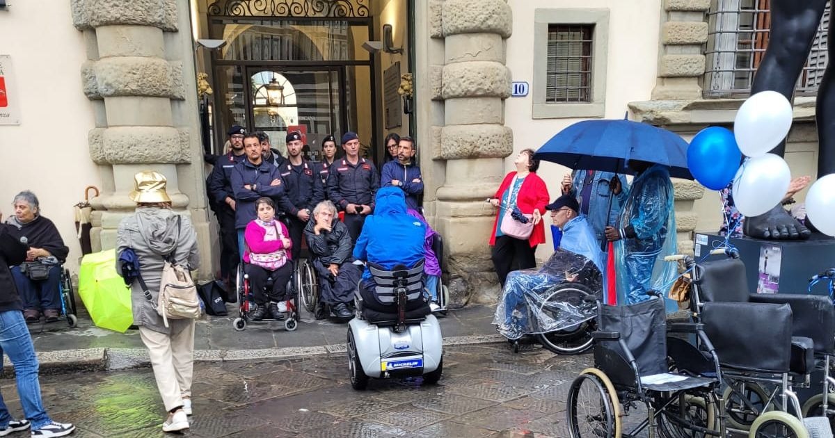 Firenze presidio da Ilfattoquotidiano.it firenze presidio di persone con disabilità davanti alla regione per tre ore sotto la pioggia accerchiati dalla polizia