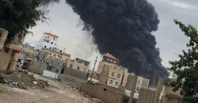 Israele, raid in Yemen: “Distrutti aerei civili e terminal all’aeroporto di Sanaa”. Houthi: “Varcata linea rossa, risponderemo”