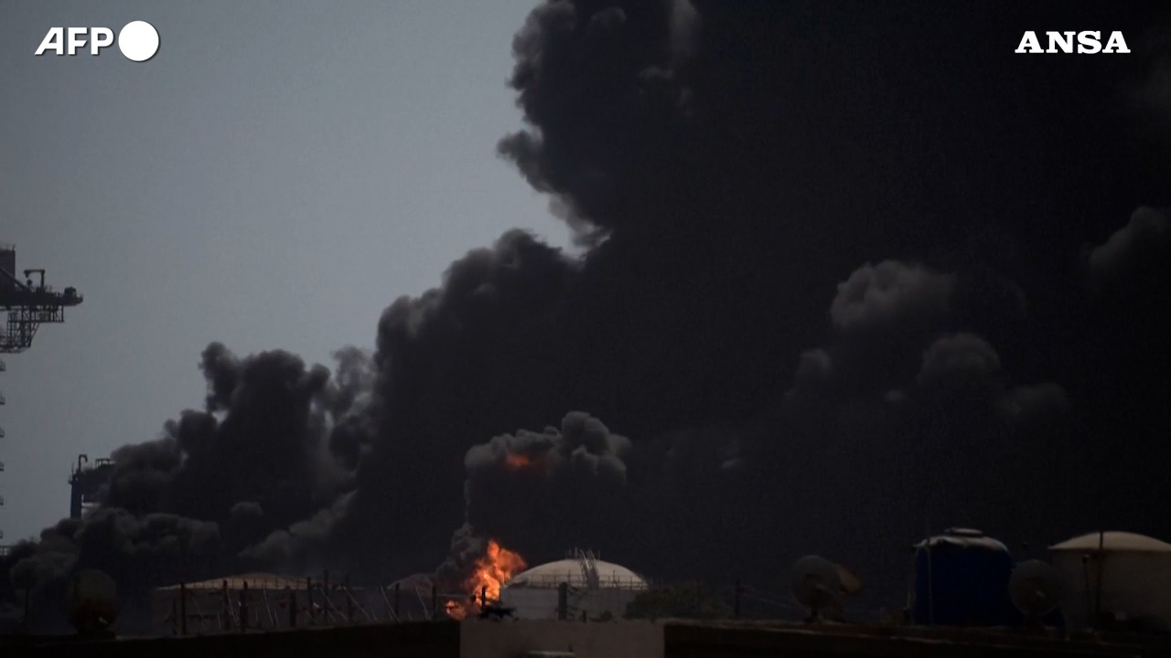 Attaccato con droni Port Sudan: presi di mira un deposito di carburante e l’aeroporto civile – Video Attaccato con droni Port Sudan: presi di mira un deposito di carburante e l’aeroporto civile – Video