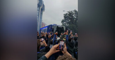 Copertina di Champions League, cori e fumogeni: così centinaia di tifosi accolgono il bus dell’Inter a San Siro – Video