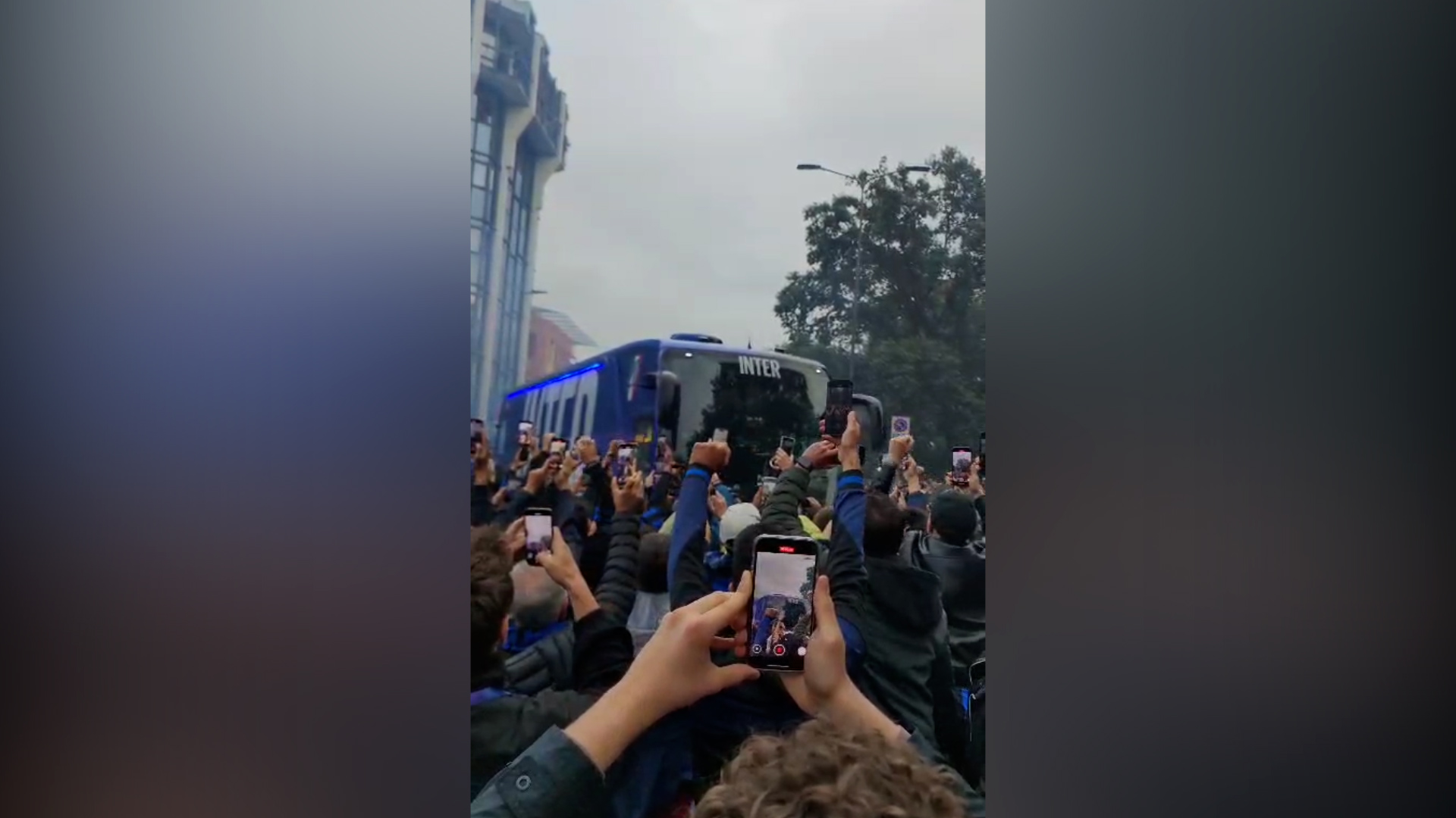 Champions League, cori e fumogeni: così centinaia di tifosi accolgono il bus dell’Inter a San Siro – Video Champions League, cori e fumogeni: così centinaia di tifosi accolgono il bus dell’Inter a San Siro – Video