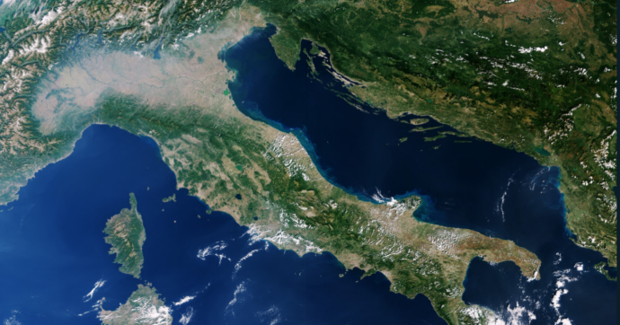 Copertina di Consumiamo come se avessimo tre pianeti: Italia già in deficit ecologico. Oggi l’Overshoot day
