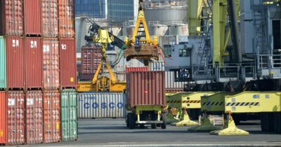 Copertina di Dazi, Ue minaccia Trump: “Colpiremo 100 mld di beni”