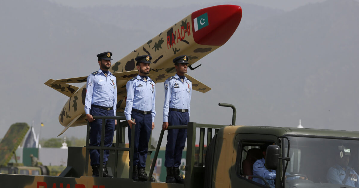 Guerra India-Pakistan. Bombe atomiche, sottomarini, cacciabombardieri e truppe: il confronto tra gli eserciti