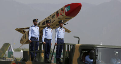 Copertina di Guerra India-Pakistan. Bombe atomiche, sottomarini, cacciabombardieri e truppe: il confronto tra gli eserciti