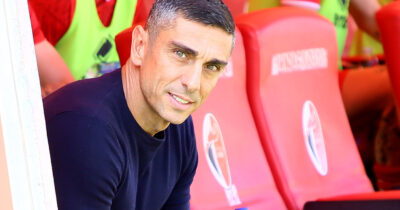 Copertina di Il Pio Longo: dopo il gol si gira verso la tribuna con l’indice sulla bocca. Ma per il Bari ha detto: “Esiste un Dio”