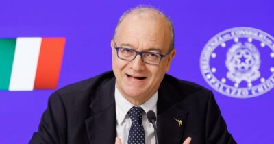 Copertina di Carta del docente bloccata, così gli insegnanti sospesi perdono il diritto alla formazione. I sindacati: “Irrazionale”
