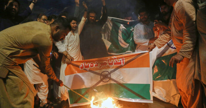 È guerra tra India e Pakistan: raid nella notte, almeno 39 morti. Islamabad: “L’esercito autorizzato a rispondere”