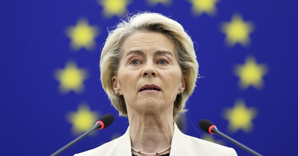Parlamento Ue ancora contro von der Leyen, ok all’emendamento M5s: “Non può scavalcarci sul piano di riarmo”