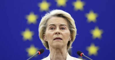Copertina di "Non può scavalcarci”: il Parlamento Ue ancora contro von der Leyen sul piano di riarmo