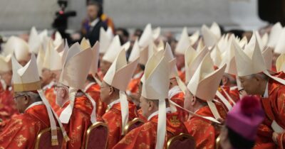 Copertina di Inizia il conclave: cosa succede oggi, riti e orari. La processione, il giuramento, l’Extra Omnes e la fumata