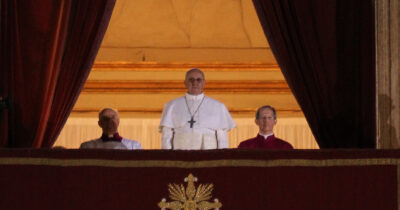 Copertina di Conclave e pronostici, Bergoglio spiazzò tutti: nel 2013 nessuno puntava su di lui (e sul nome che scelse)
