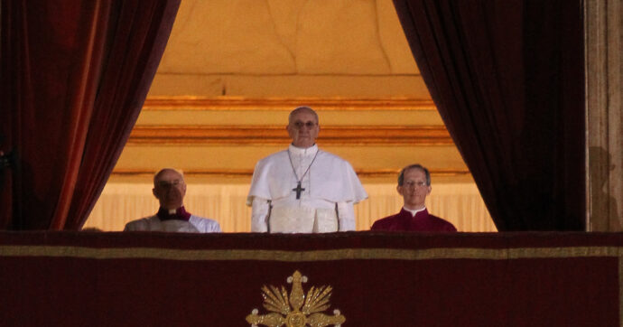 Conclave e pronostici, Bergoglio spiazzò tutti: nel 2013 nessuno puntava su di lui (e sul nome che scelse)