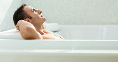 Copertina di Tornano a casa e fanno una scoperta choc: “C’era un ladro nudo nella nostra vasca idromassaggio”