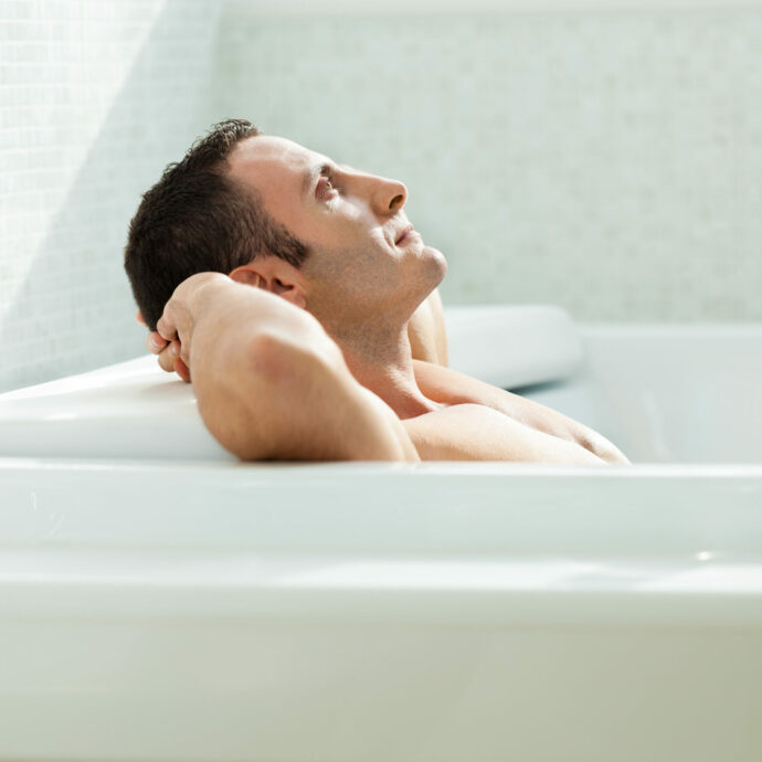 Tornano a casa e fanno una scoperta choc: “C’era un ladro nudo nella nostra vasca idromassaggio”