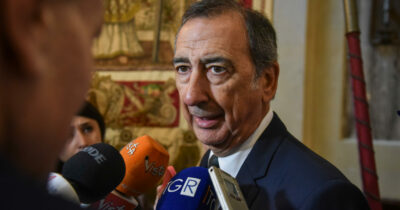 Copertina di “Ancora troppe auto, usiamo i mezzi pubblici”, l’appello del sindaco di Milano Beppe Sala