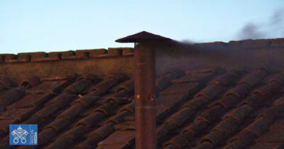 Copertina di Conclave, il video della prima fumata: è nera. Il boato dei fedeli riuniti in piazza San Pietro
