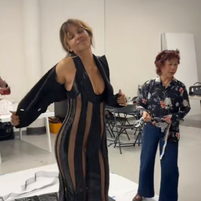 “Il suo outfit era vergognoso, non indossava la biancheria intima. C’era bisogno di vestirsi in quel modo?”: pioggia di critiche per Halle Berry al Met Gala 2025