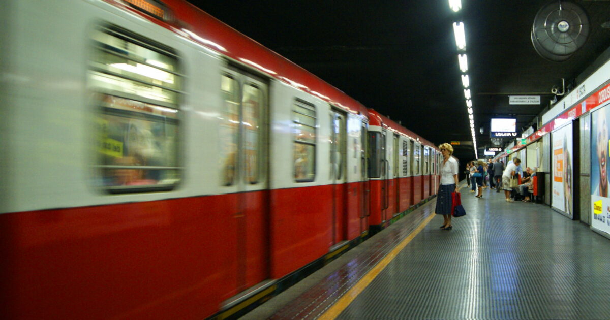 Si sente un forte “odore di sostanze chimiche” e 14 persone si sentono male sulla metro: è giallo sulla vera causa dei malesseri