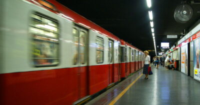 Copertina di Si sente un forte “odore di sostanze chimiche” e 14 persone si sentono male sulla metro: è giallo sulla vera causa dei malesseri