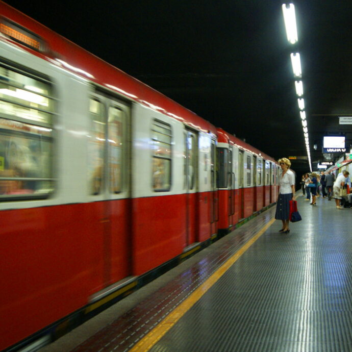 Si sente un forte “odore di sostanze chimiche” e 14 persone si sentono male sulla metro: è giallo sulla vera causa dei malesseri