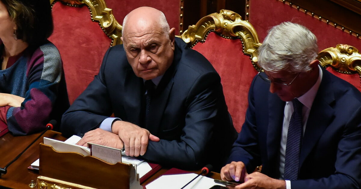 Abuso d’ufficio abrogato, l’avvocato di una vittima alla Consulta: “Rinviare la legge Nordio alla Corte di giustizia Ue”