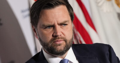 Copertina di Vance blandisce l’Europa dopo la gaffe su Signal: “Usa e Ue strettamente legate”. E a Mosca: “Sta chiedendo troppo”