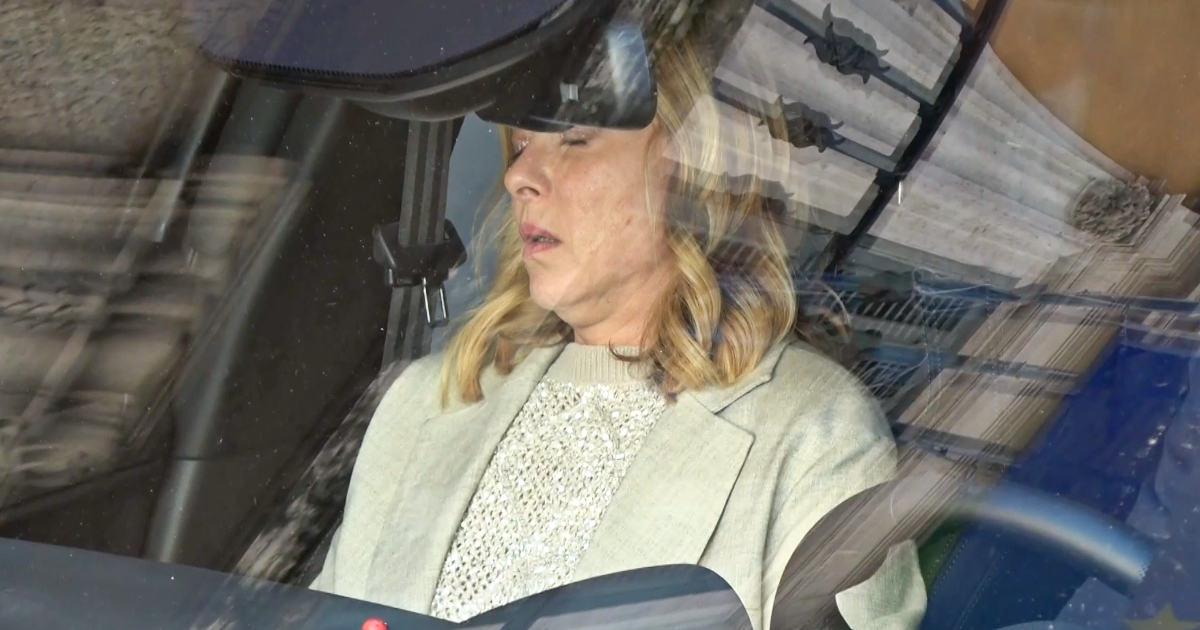 meloni lascia il senato dopo il question time l espressione affaticata appena sale in auto – video