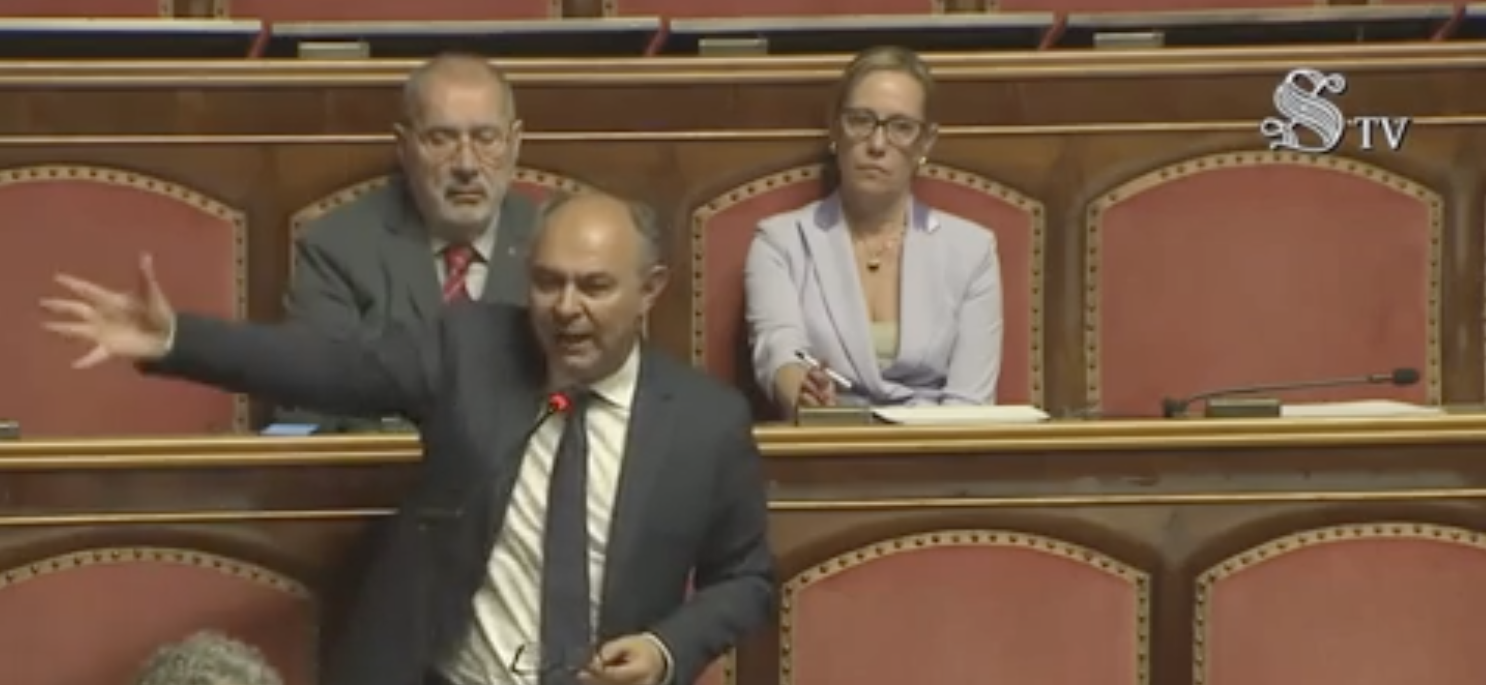 “Basta dare dell’antisemita a chi critica Israele”: la rabbia del senatore di Avs De Cristofaro in Aula “Basta dare dell’antisemita a chi critica Israele”: la rabbia del senatore di Avs De Cristofaro in Aula