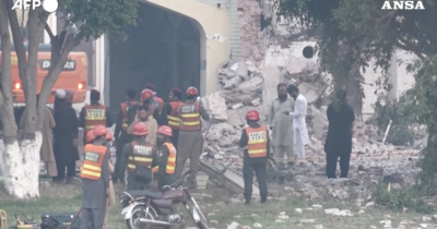 Copertina di Attacchi tra India e Pakistan, soccorritori al lavoro tra le macerie a Muridke: le immagini