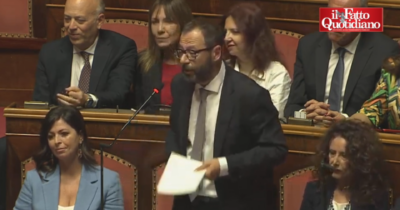 Copertina di Patuanelli (M5s) legge in Aula la definizione di “supercazzola”. Poi attacca Meloni: “Ecco cosa ci ha appena detto”
