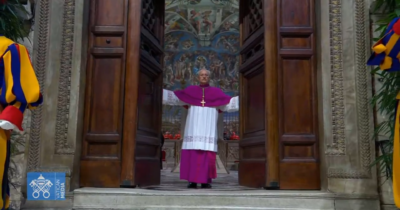 Copertina di Si chiudono le porte della Cappella Sistina, monsignor Ravelli pronuncia la frase “Extra omnes” – Video