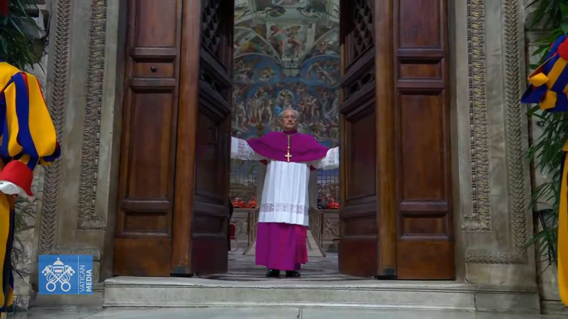 Si chiudono le porte della Cappella Sistina, monsignor Ravelli pronuncia la frase “Extra omnes” – Video da ilfattoquotidiano.it Si chiudono le porte della Cappella Sistina, monsignor Ravelli pronuncia la frase “Extra omnes” – Video