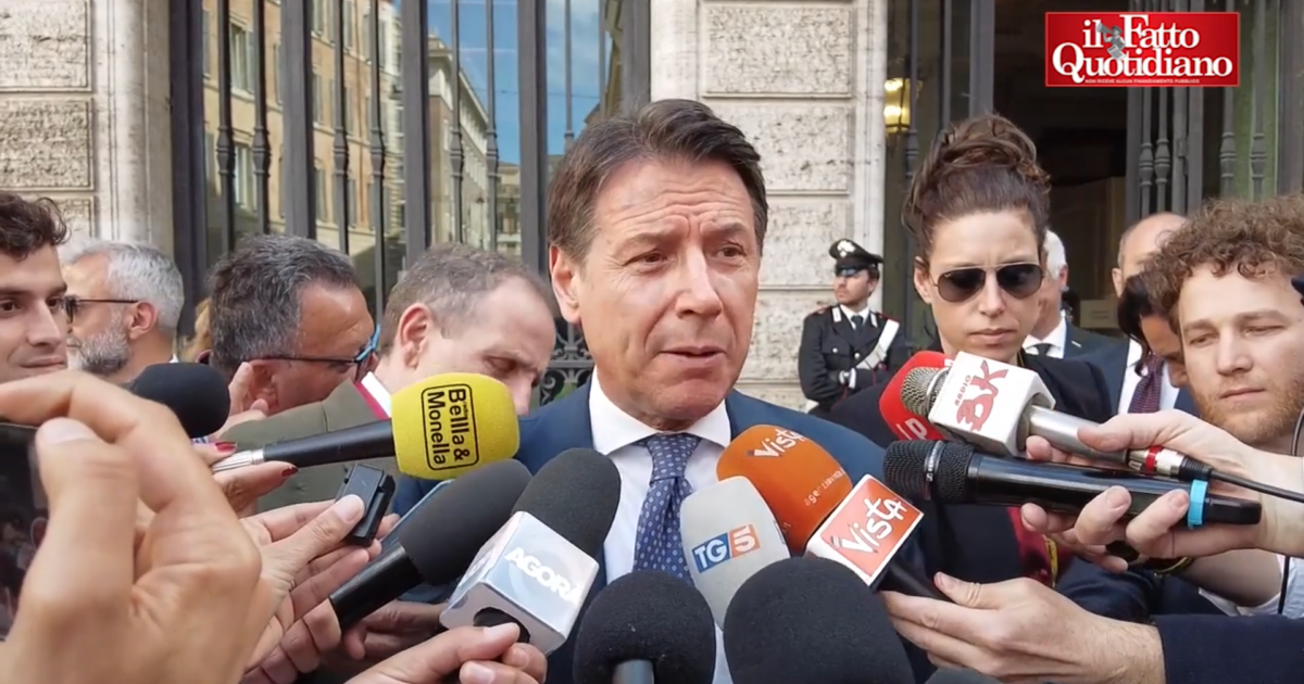 Cuộc phỏng vấn chớp nhoáng của Conte với Meloni: "Lượng tiêu thụ đang giảm, và bà ấy đáp lại bằng việc lan truyền thông tin: bà ấy có bị điên không? Và bạn có hiểu những lời nhảm nhí về việc tái vũ trang không?"