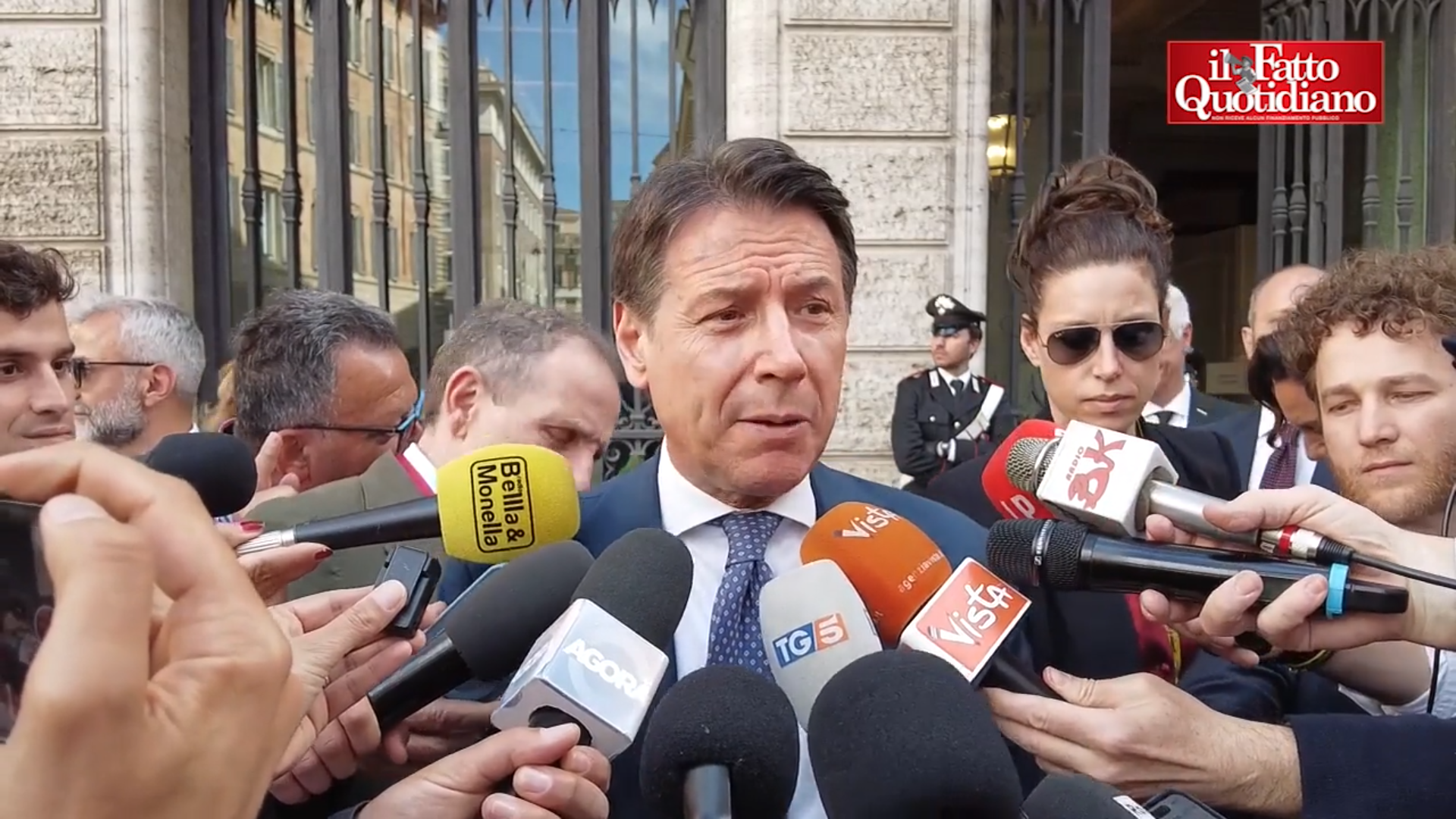 Blitz di Conte per sentire Meloni: “Calano i consumi e lei risponde con lo spread: è fuori di testa? E voi avete capito la supercazzola sul riarmo?” Blitz di Conte per sentire Meloni: “Calano i consumi e lei risponde con lo spread: è fuori di testa? E voi avete capito la supercazzola sul riarmo?”